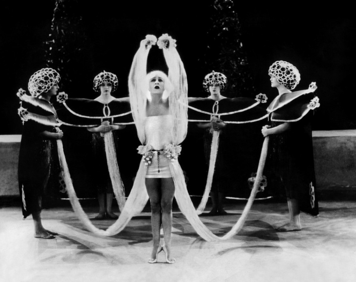 12 72 Alla Nazimova performs the dance of the seven veils